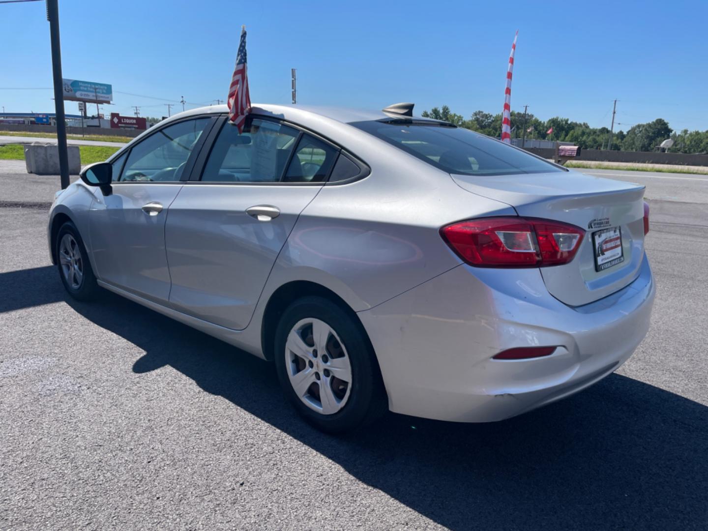 2018 Silver Chevrolet Cruze (1G1BC5SM7J7) with an 4-Cyl, Turbo, 1.4 Liter engine, Automatic, 6-Spd transmission, located at 8008 Warden Rd, Sherwood, AR, 72120, (501) 801-6100, 34.830078, -92.186684 - Photo#5