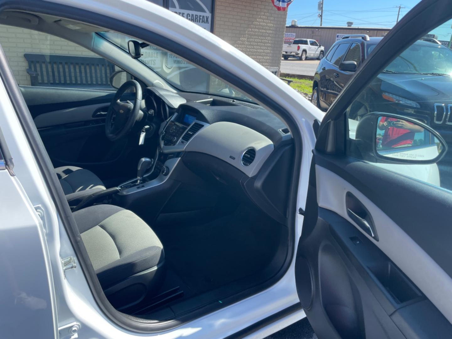 2012 White Chevrolet Cruze (1G1PC5SH8C7) with an 4-Cyl, 1.8 Liter engine, Automatic, 6-Spd w/Overdrive transmission, located at 8008 Warden Rd, Sherwood, AR, 72120, (501) 801-6100, 34.830078, -92.186684 - Photo#8