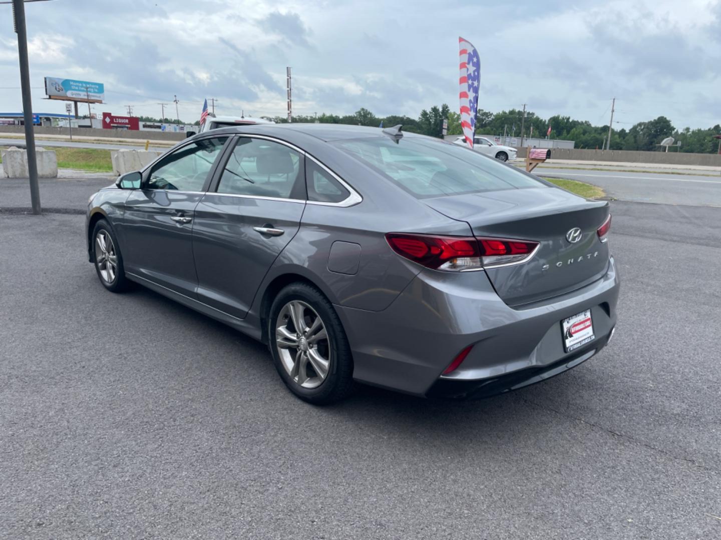 2018 Gray Hyundai Sonata (5NPE34AF1JH) with an 4-Cyl, 2.4 Liter engine, Auto, 6-Spd Shiftronic transmission, located at 8008 Warden Rd, Sherwood, AR, 72120, (501) 801-6100, 34.830078, -92.186684 - Photo#5