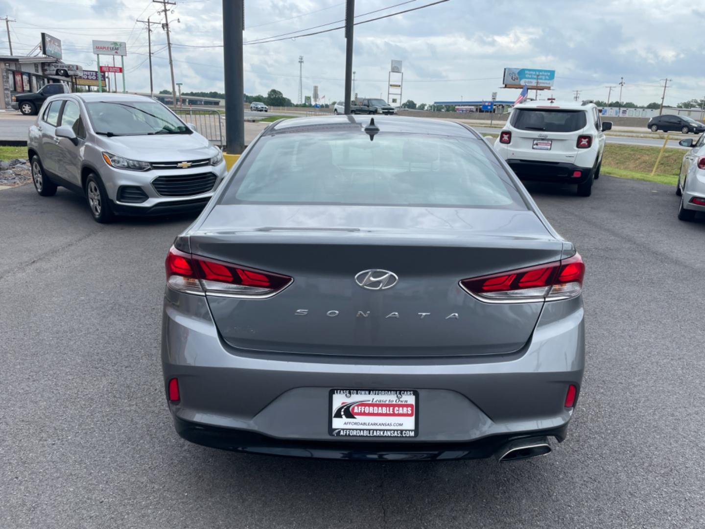 2018 Gray Hyundai Sonata (5NPE34AF1JH) with an 4-Cyl, 2.4 Liter engine, Auto, 6-Spd Shiftronic transmission, located at 8008 Warden Rd, Sherwood, AR, 72120, (501) 801-6100, 34.830078, -92.186684 - Photo#6