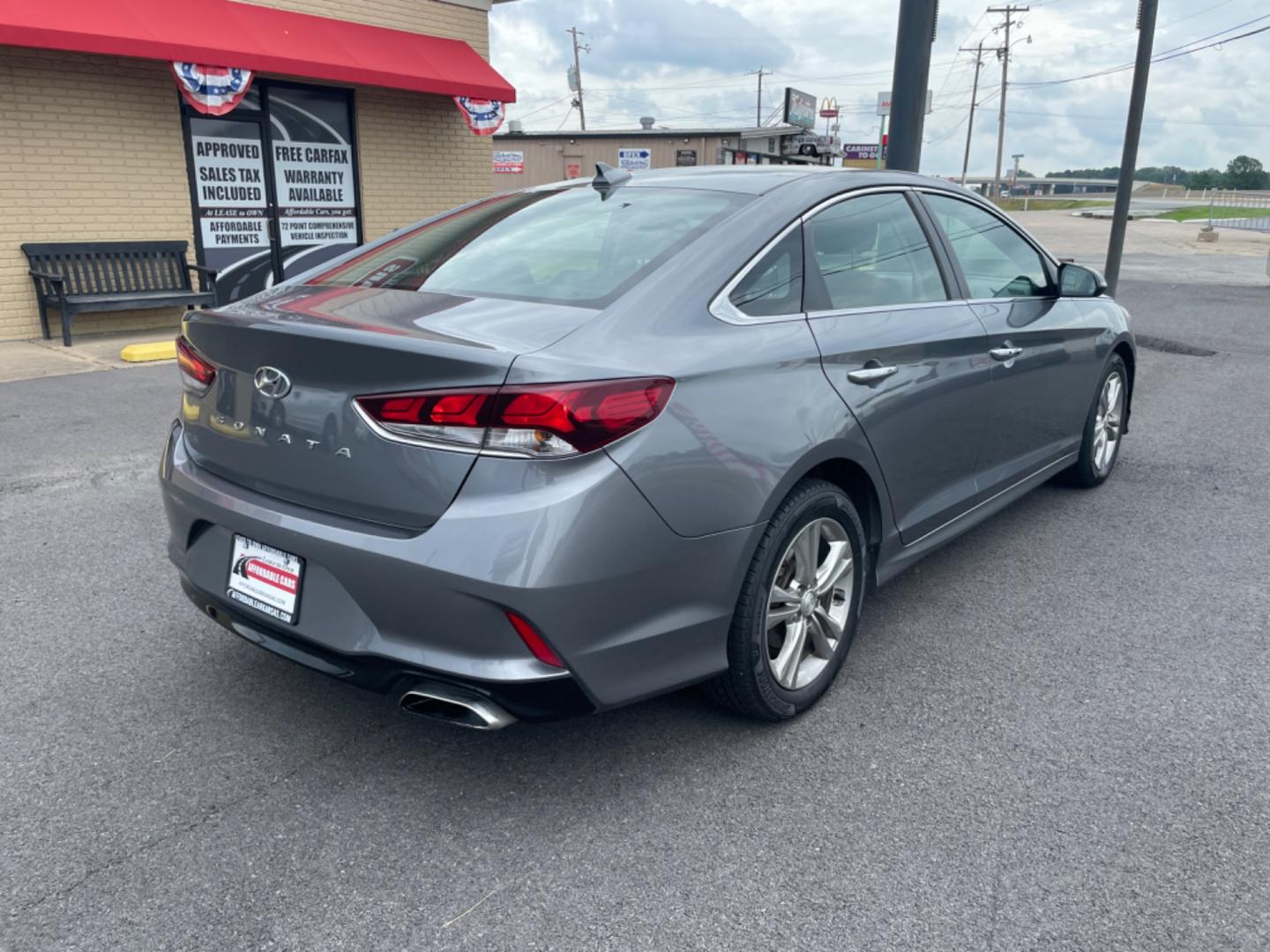 2018 Gray Hyundai Sonata (5NPE34AF1JH) with an 4-Cyl, 2.4 Liter engine, Auto, 6-Spd Shiftronic transmission, located at 8008 Warden Rd, Sherwood, AR, 72120, (501) 801-6100, 34.830078, -92.186684 - Photo#7