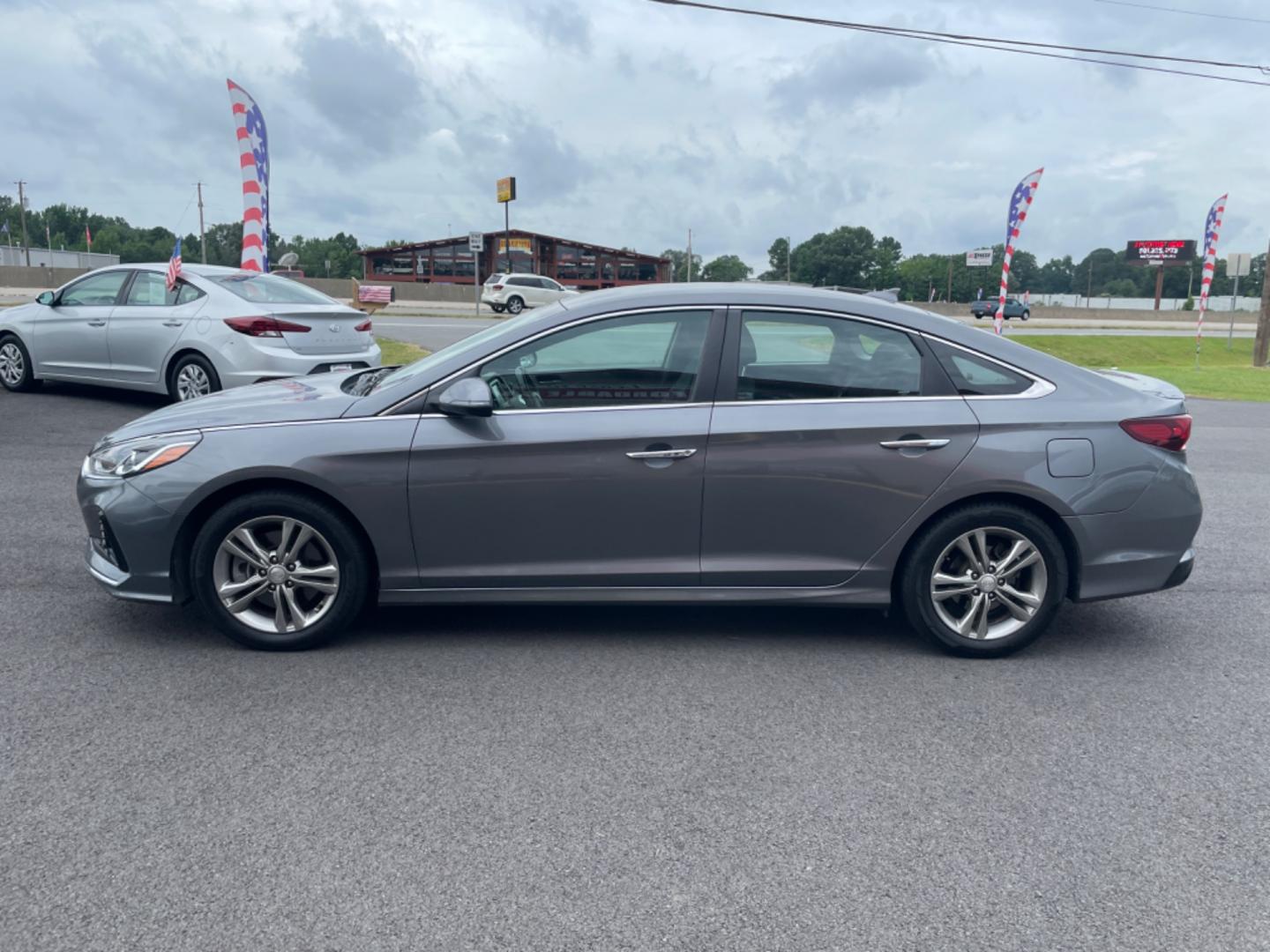 2018 Gray Hyundai Sonata (5NPE34AF1JH) with an 4-Cyl, 2.4 Liter engine, Auto, 6-Spd Shiftronic transmission, located at 8008 Warden Rd, Sherwood, AR, 72120, (501) 801-6100, 34.830078, -92.186684 - Photo#4