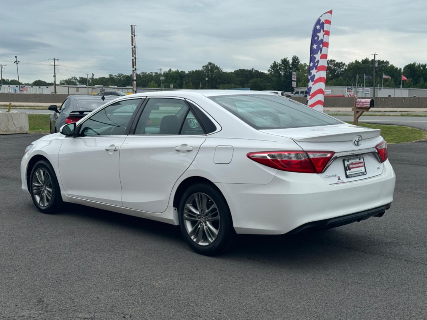 2015 White Toyota Camry (4T1BF1FK6FU) with an 4-Cyl, 2.5 Liter engine, Automatic, 6-Spd transmission, located at 8008 Warden Rd, Sherwood, AR, 72120, (501) 801-6100, 34.830078, -92.186684 - Photo#5