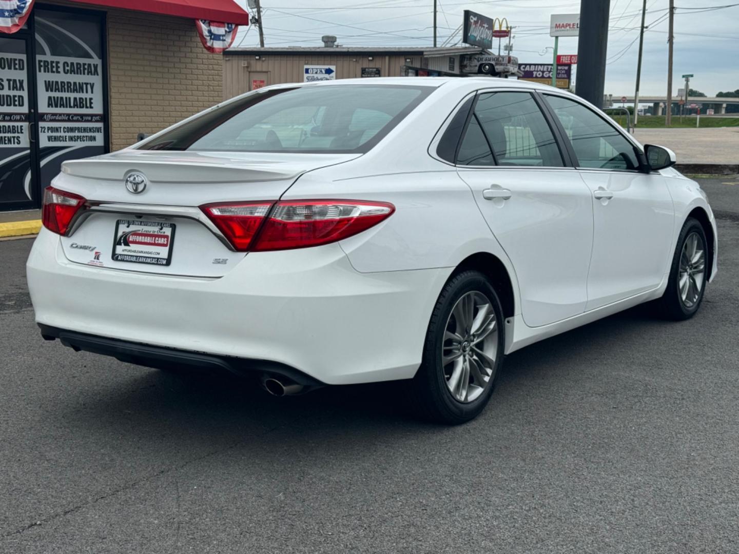 2015 White Toyota Camry (4T1BF1FK6FU) with an 4-Cyl, 2.5 Liter engine, Automatic, 6-Spd transmission, located at 8008 Warden Rd, Sherwood, AR, 72120, (501) 801-6100, 34.830078, -92.186684 - Photo#4