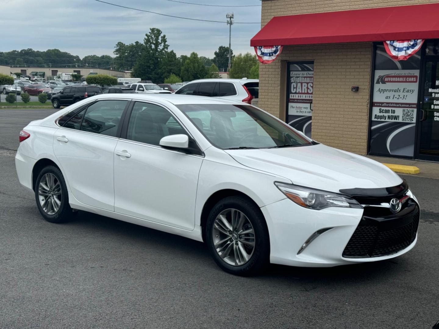 2015 White Toyota Camry (4T1BF1FK6FU) with an 4-Cyl, 2.5 Liter engine, Automatic, 6-Spd transmission, located at 8008 Warden Rd, Sherwood, AR, 72120, (501) 801-6100, 34.830078, -92.186684 - Photo#1