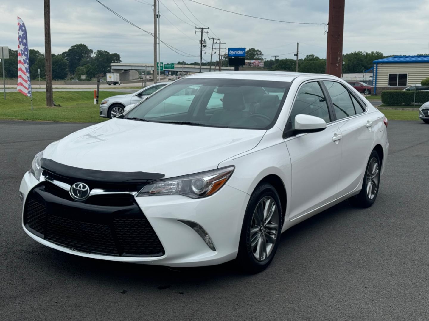 2015 White Toyota Camry (4T1BF1FK6FU) with an 4-Cyl, 2.5 Liter engine, Automatic, 6-Spd transmission, located at 8008 Warden Rd, Sherwood, AR, 72120, (501) 801-6100, 34.830078, -92.186684 - Photo#3