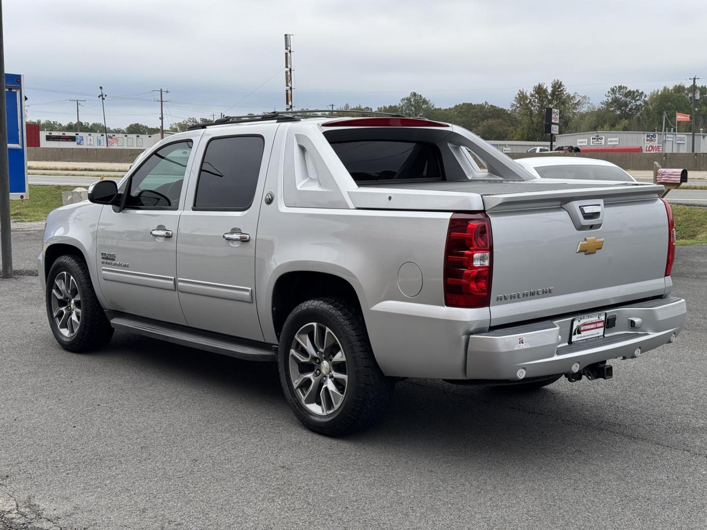 2013 Silver Chevrolet Avalanche (3GNMCEE00DG) with an V8, Flex Fuel, 5.3 Liter engine, Automatic, 6-Spd transmission, located at 8008 Warden Rd, Sherwood, AR, 72120, (501) 801-6100, 34.830078, -92.186684 - Photo#5