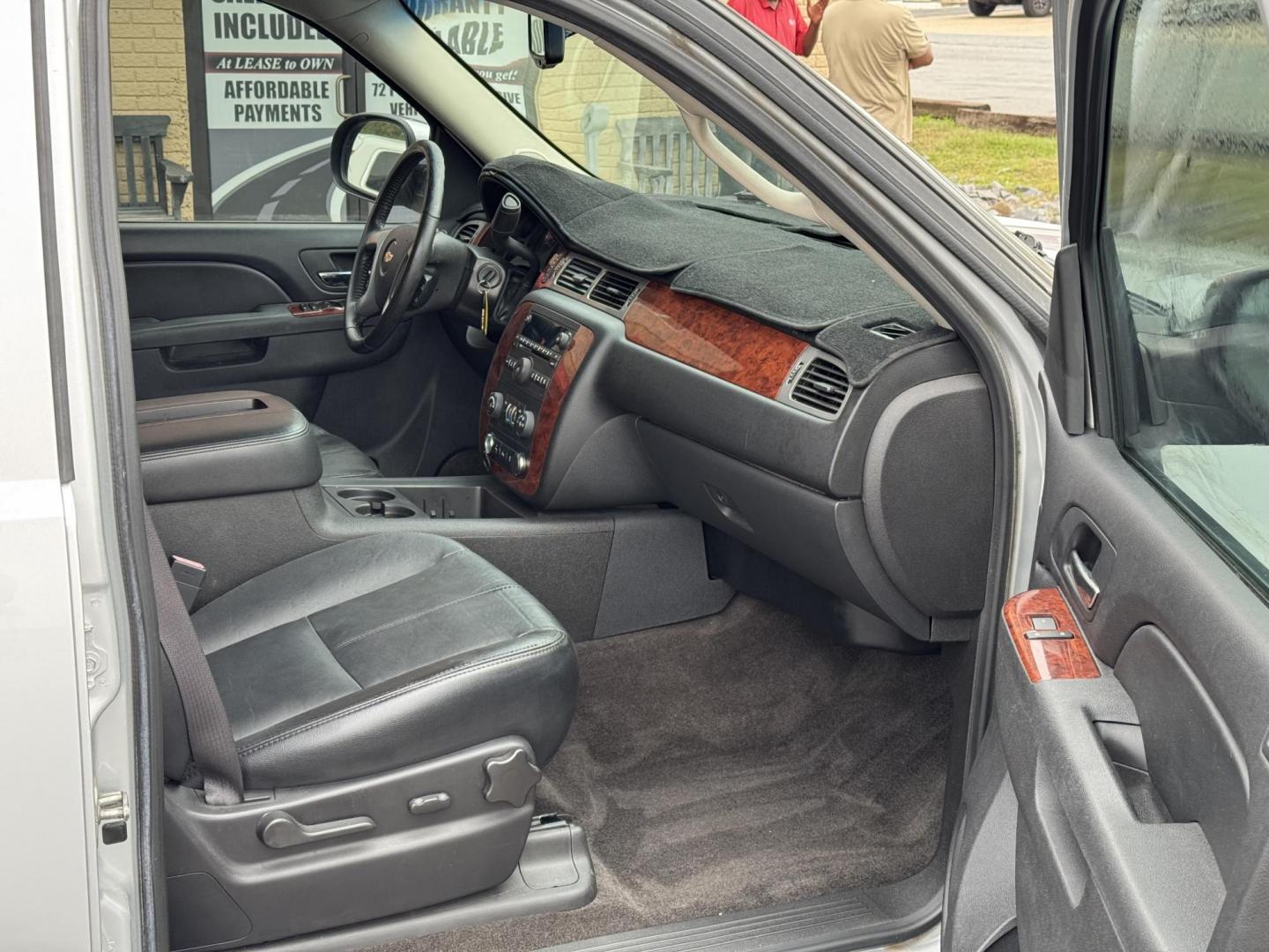 2013 Silver Chevrolet Avalanche (3GNMCEE00DG) with an V8, Flex Fuel, 5.3 Liter engine, Automatic, 6-Spd transmission, located at 8008 Warden Rd, Sherwood, AR, 72120, (501) 801-6100, 34.830078, -92.186684 - Photo#7