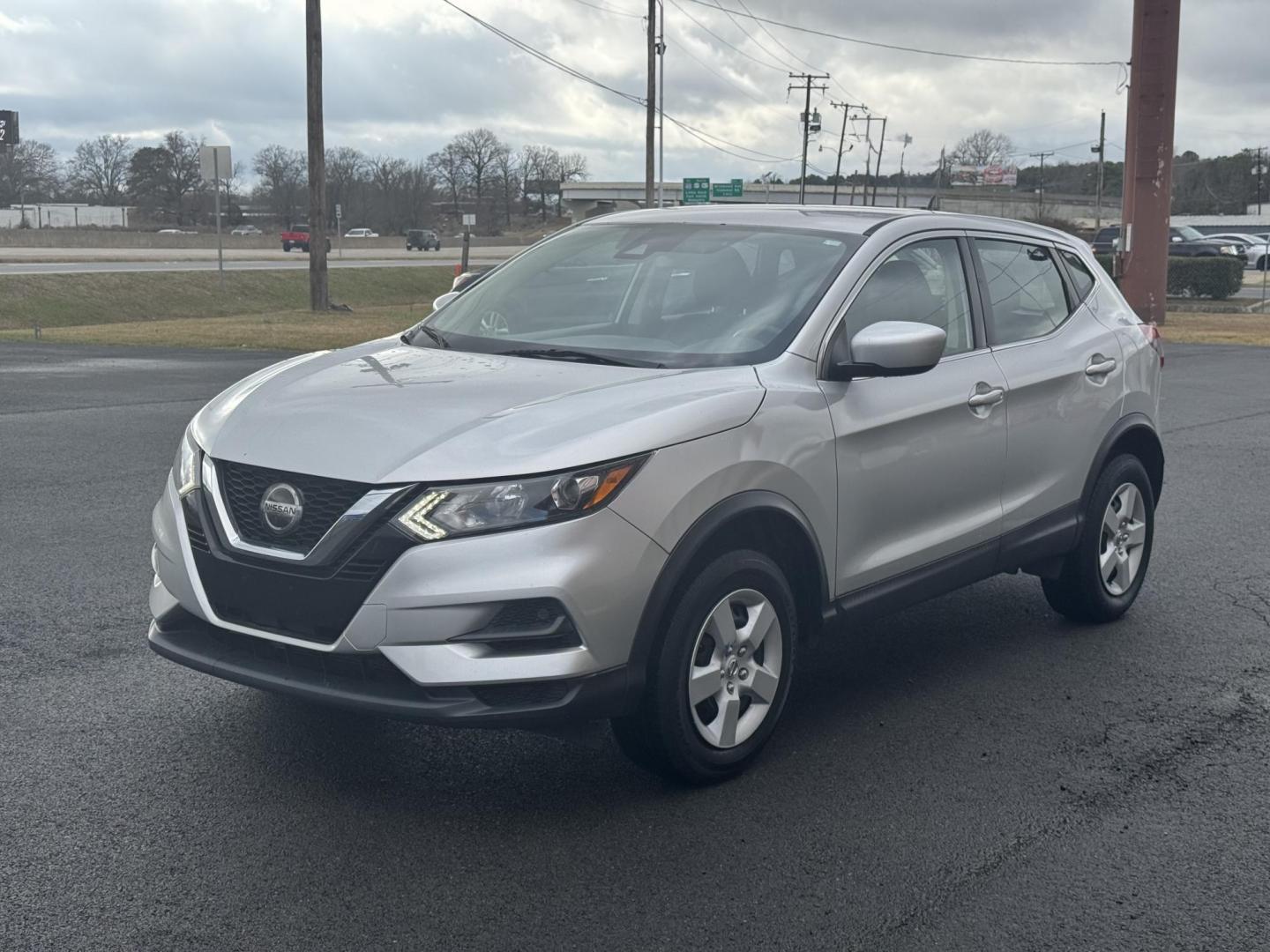 2020 Silver Nissan Rogue Sport (JN1BJ1CV7LW) with an 4-Cyl, 2.0 Liter engine, Automatic, CVT w/Xtronic transmission, located at 8008 Warden Rd, Sherwood, AR, 72120, (501) 801-6100, 34.830078, -92.186684 - Photo#5