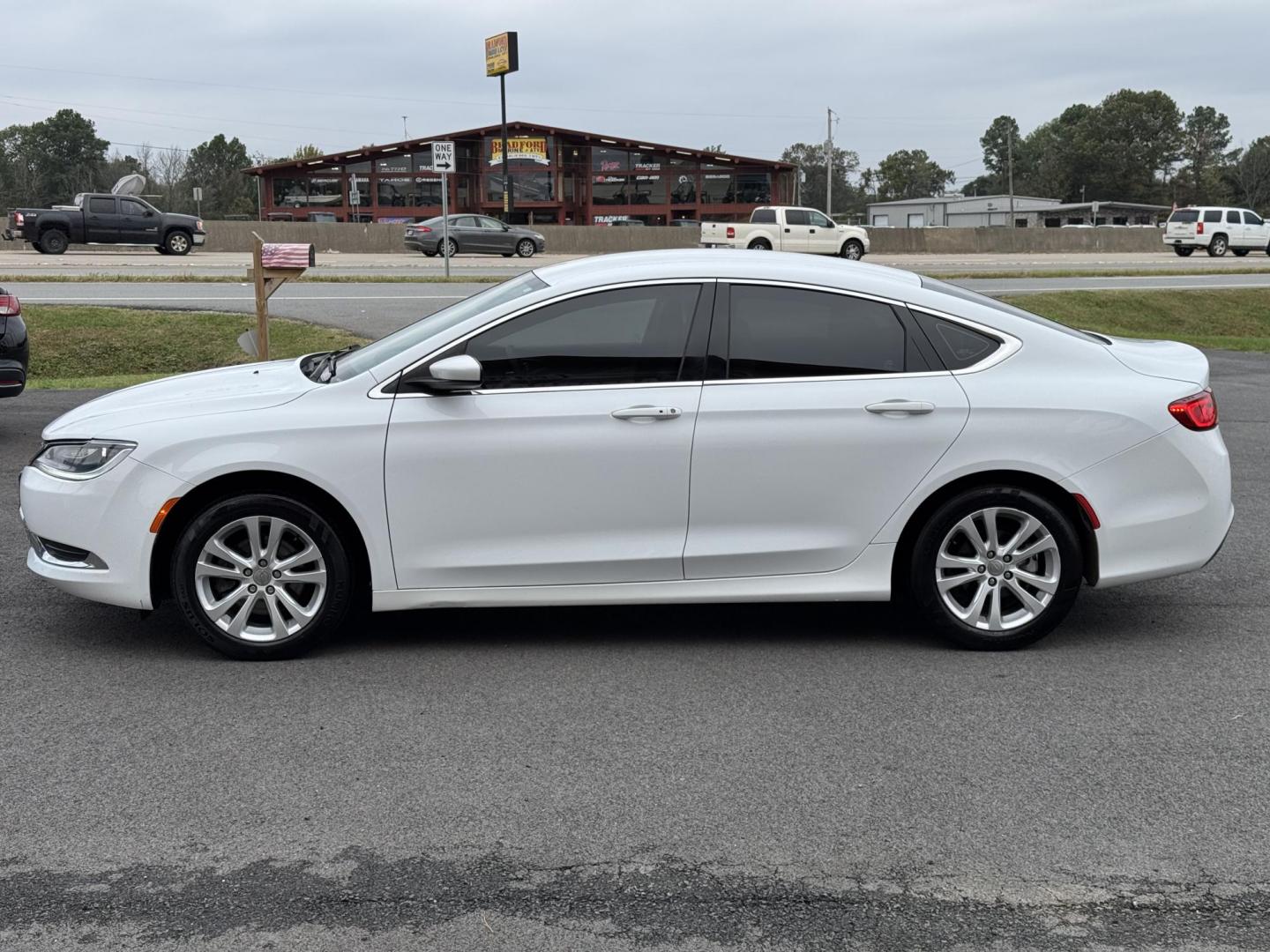 2015 White Chrysler 200 (1C3CCCAB7FN) with an V6, 3.6 Liter engine, Automatic, 9-Spd transmission, located at 8008 Warden Rd, Sherwood, AR, 72120, (501) 801-6100, 34.830078, -92.186684 - Photo#4