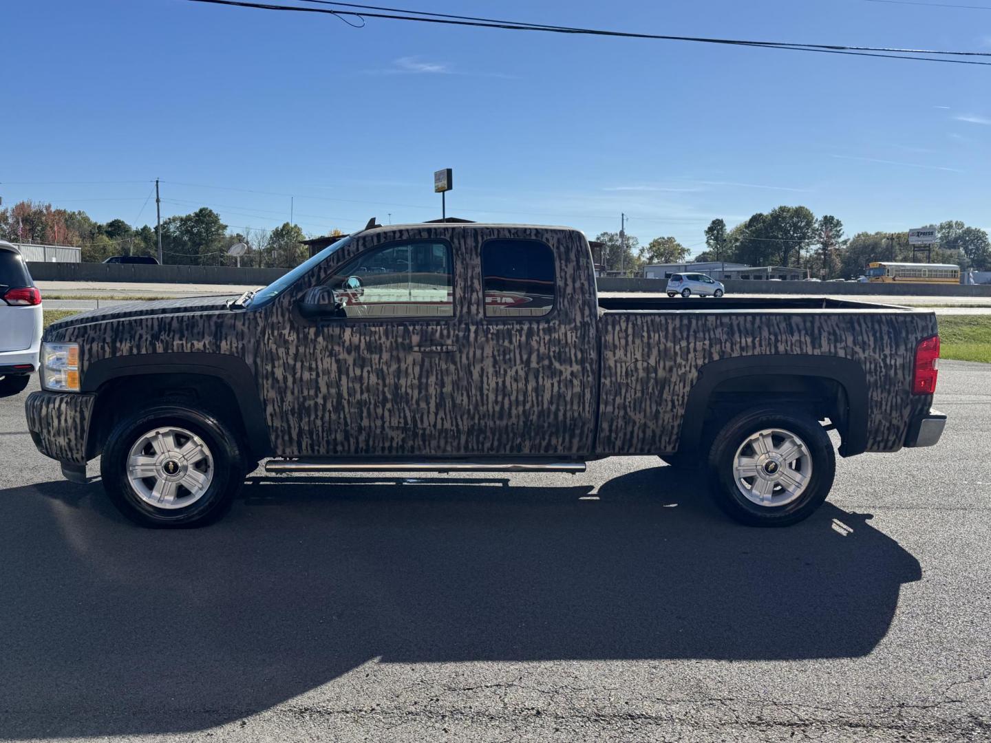 2013 CAMO Chevrolet Silverado 1500 Extended Cab (1GCRKSE75DZ) with an V8, Flex Fuel, 5.3 Liter engine, Automatic, 6-Spd HD w/Overdrive transmission, located at 8008 Warden Rd, Sherwood, AR, 72120, (501) 801-6100, 34.830078, -92.186684 - Photo#4