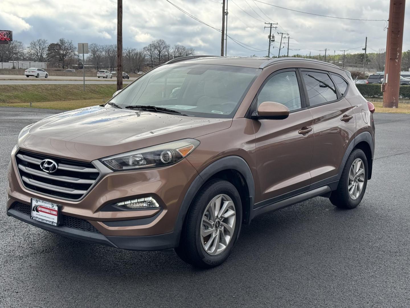 2016 Brown Hyundai Tucson (KM8J33A47GU) with an 4-Cyl, 2.0 Liter engine, Auto, 6-Spd Shiftronic transmission, located at 8008 Warden Rd, Sherwood, AR, 72120, (501) 801-6100, 34.830078, -92.186684 - Photo#3