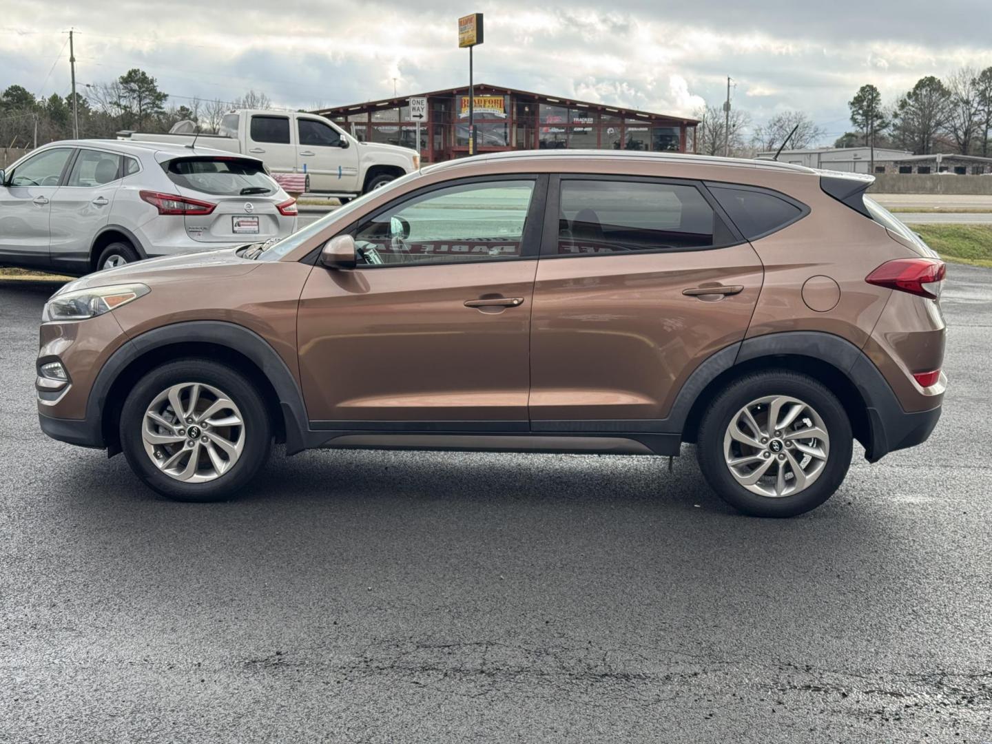 2016 Brown Hyundai Tucson (KM8J33A47GU) with an 4-Cyl, 2.0 Liter engine, Auto, 6-Spd Shiftronic transmission, located at 8008 Warden Rd, Sherwood, AR, 72120, (501) 801-6100, 34.830078, -92.186684 - Photo#4