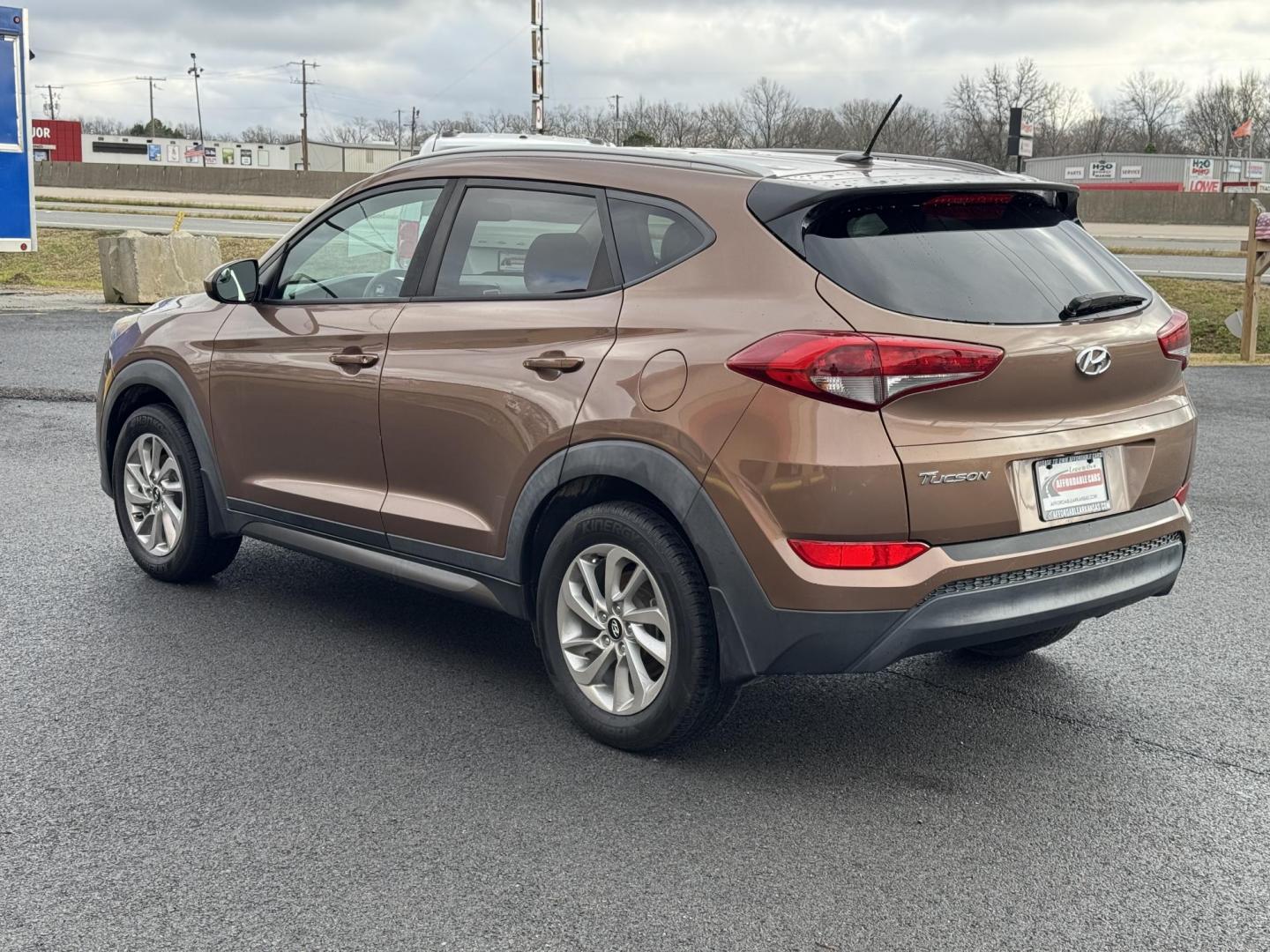 2016 Brown Hyundai Tucson (KM8J33A47GU) with an 4-Cyl, 2.0 Liter engine, Auto, 6-Spd Shiftronic transmission, located at 8008 Warden Rd, Sherwood, AR, 72120, (501) 801-6100, 34.830078, -92.186684 - Photo#5